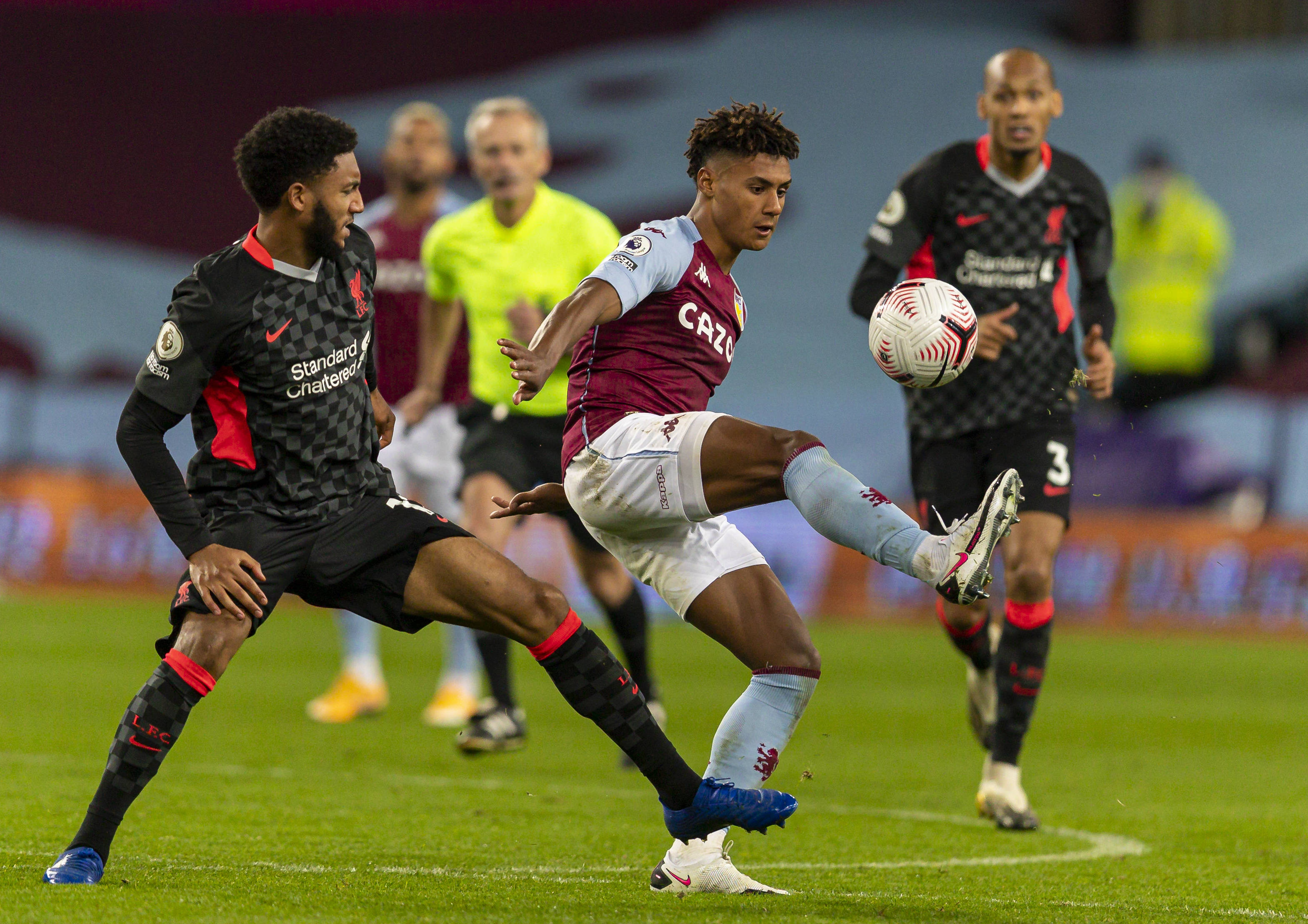 用一脚低射 用一脚低射